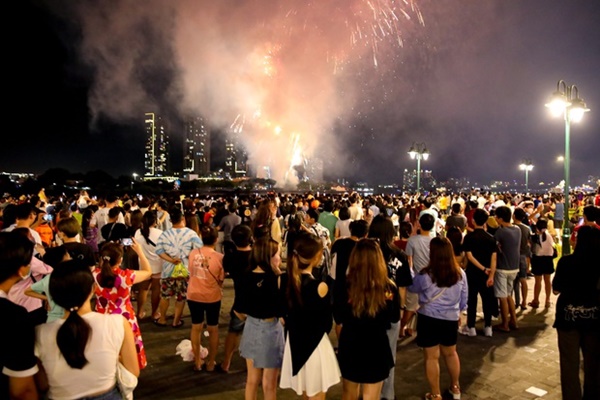 Chùm ảnh: Pháo hoa rực sáng bầu trời TP.HCM, người dân háo hức mừng lễ 30/4-17