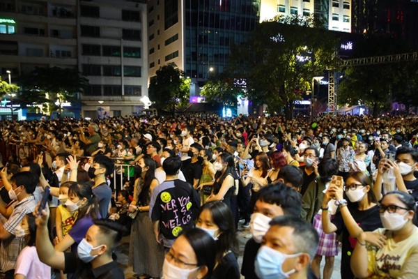 Chùm ảnh: Pháo hoa rực sáng bầu trời TP.HCM, người dân háo hức mừng lễ 30/4-18