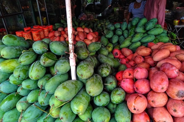 Xoài đỏ ngập chợ có giá rẻ chưa từng thấy, chỉ từ 10 nghìn đồng/kg-2