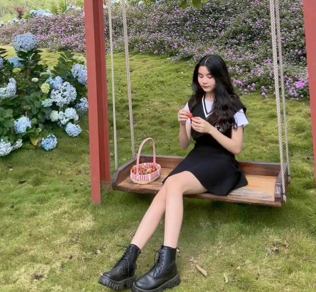 Con gái thứ 2 của Quyền Linh khoe chân dài miên man, thần thái không hề thua kém chị gái Hoa hậu tương lai-2