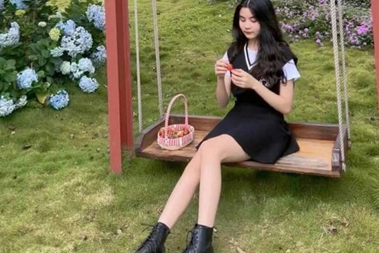 Con gái thứ 2 của Quyền Linh khoe chân dài miên man, thần thái không hề thua kém chị gái