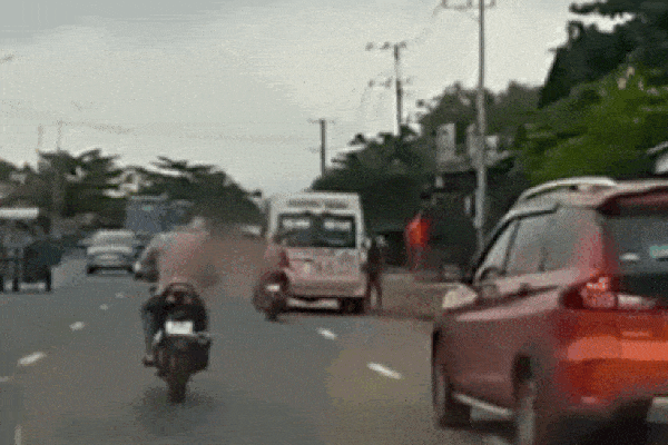 Hai tài xế phản xạ cực nhanh, phanh cháy lốp” tránh xe máy bất ngờ tạt đầu-1