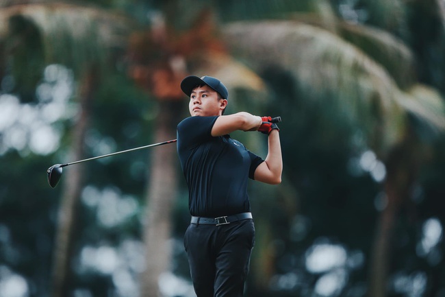 Làm bố bỉm sữa nhưng thiếu gia Phan Thành vẫn đều đặn check-in sân golf, thần thái lần này có phần khác lạ-1