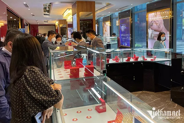 Giá vàng hôm nay 1/5: Vàng thế giới giảm, trong nước tăng-1