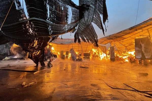 Hà Nội: Biển lửa bao trùm xưởng gỗ lúc rạng sáng, hơn 80 chiến sĩ căng thẳng chữa cháy-1