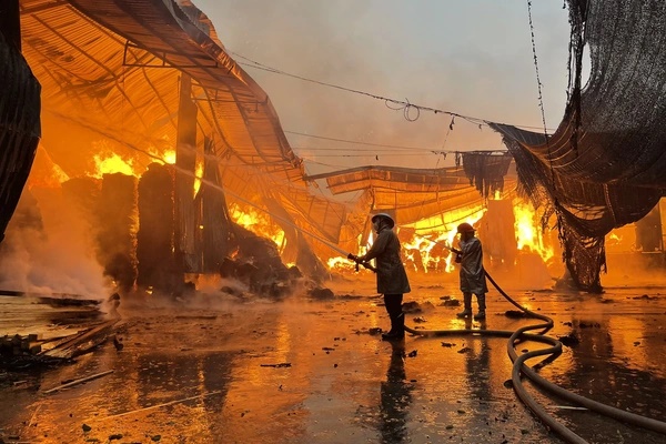 Hà Nội: Biển lửa bao trùm xưởng gỗ lúc rạng sáng, hơn 80 chiến sĩ căng thẳng chữa cháy-2