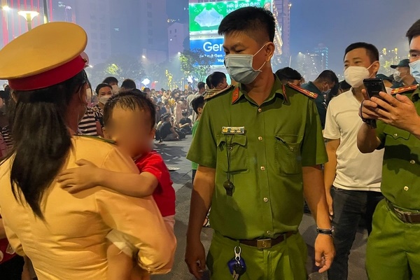 TP.HCM: Cha mẹ khóc nghẹn khi nhận lại con trai đi lạc trong đêm pháo hoa 30/4-1