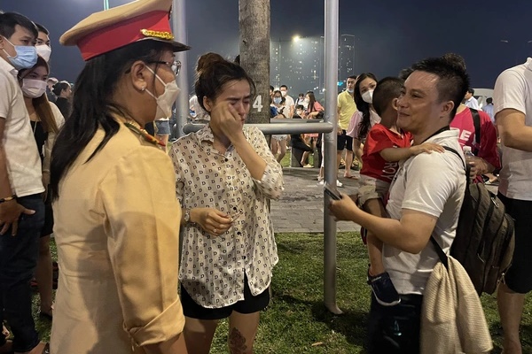 TP.HCM: Cha mẹ khóc nghẹn khi nhận lại con trai đi lạc trong đêm pháo hoa 30/4-2