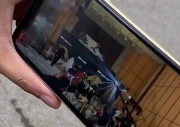 Chú rể bị từ chối tham dự đám cưới của chính mình, phải ngồi ngoài cửa khách sạn xem livestream vì lý do tranh cãi-1