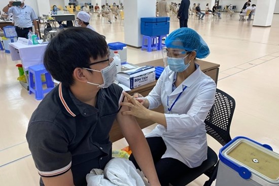 3 nhóm người sẽ tiêm vaccine Covid-19 mũi 4 là ai? Cách mũi 3 bao lâu?