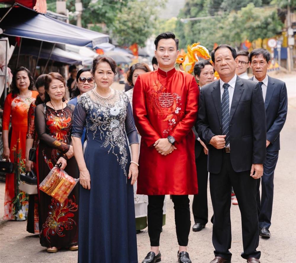 Huỳnh Anh bưng tráp trong lễ ăn hỏi của diễn viên Anh Tuấn-1