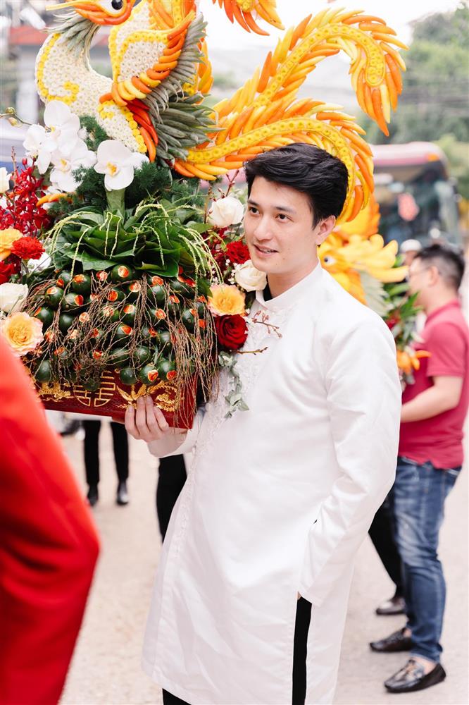 Huỳnh Anh bưng tráp trong lễ ăn hỏi của diễn viên Anh Tuấn-2