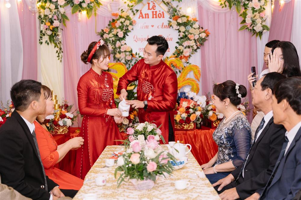 Huỳnh Anh bưng tráp trong lễ ăn hỏi của diễn viên Anh Tuấn-6