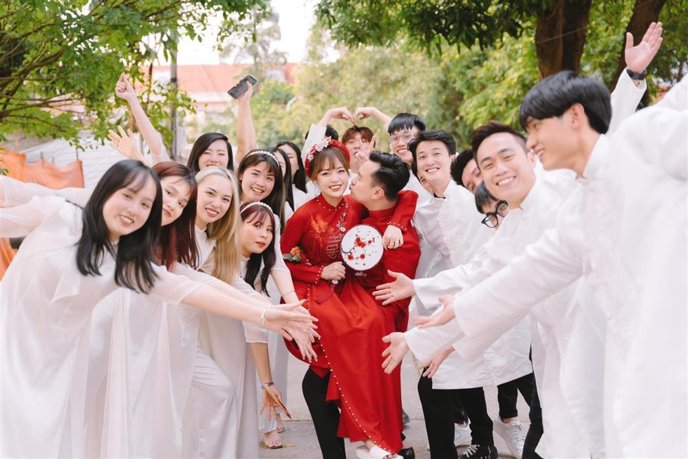 Huỳnh Anh bưng tráp trong lễ ăn hỏi của diễn viên Anh Tuấn-7