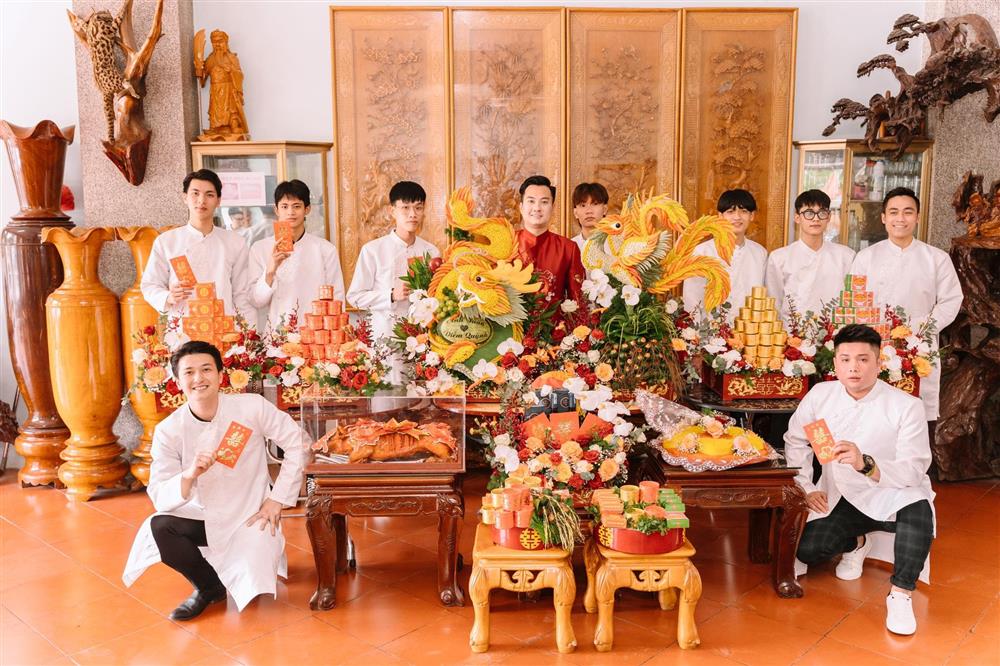 Huỳnh Anh bưng tráp trong lễ ăn hỏi của diễn viên Anh Tuấn-4