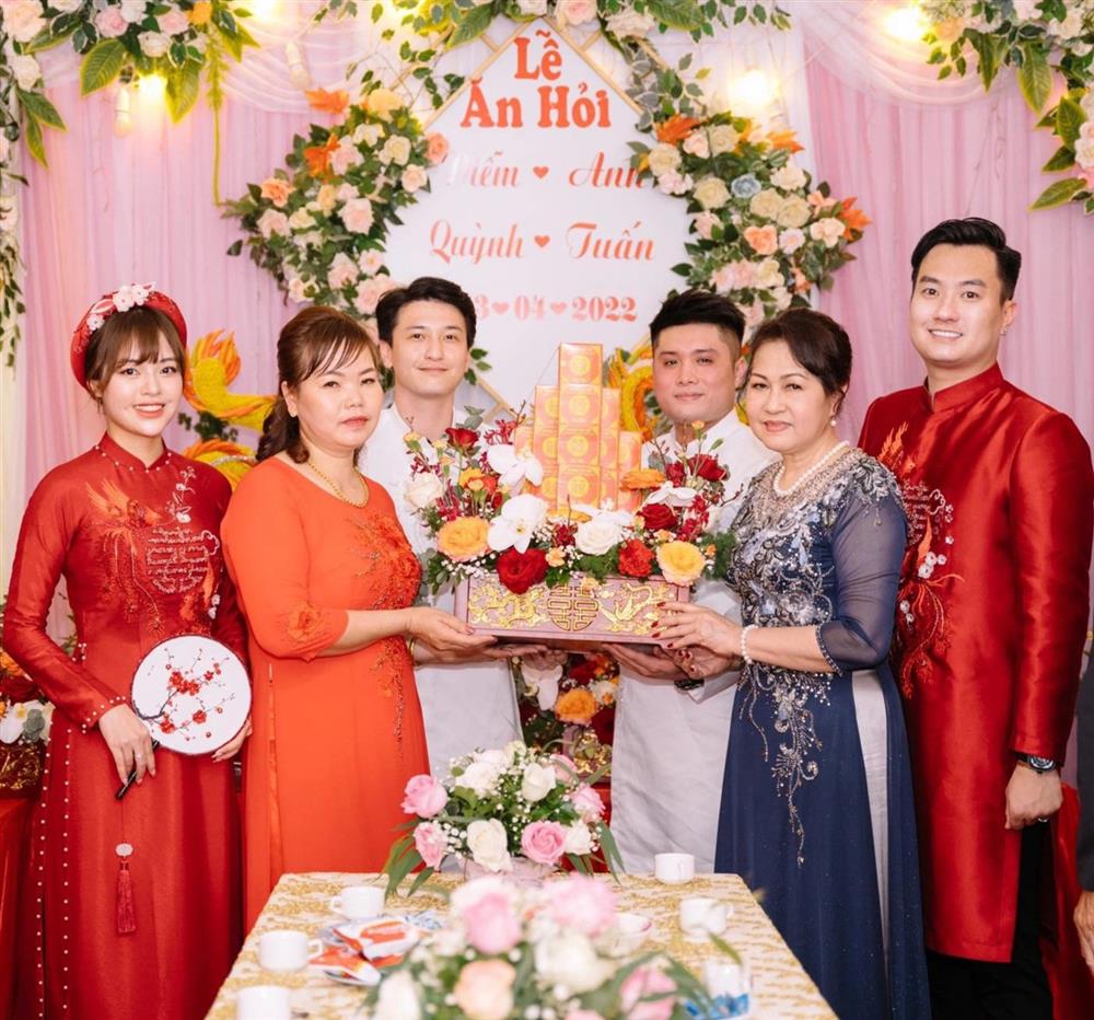 Huỳnh Anh bưng tráp trong lễ ăn hỏi của diễn viên Anh Tuấn-5