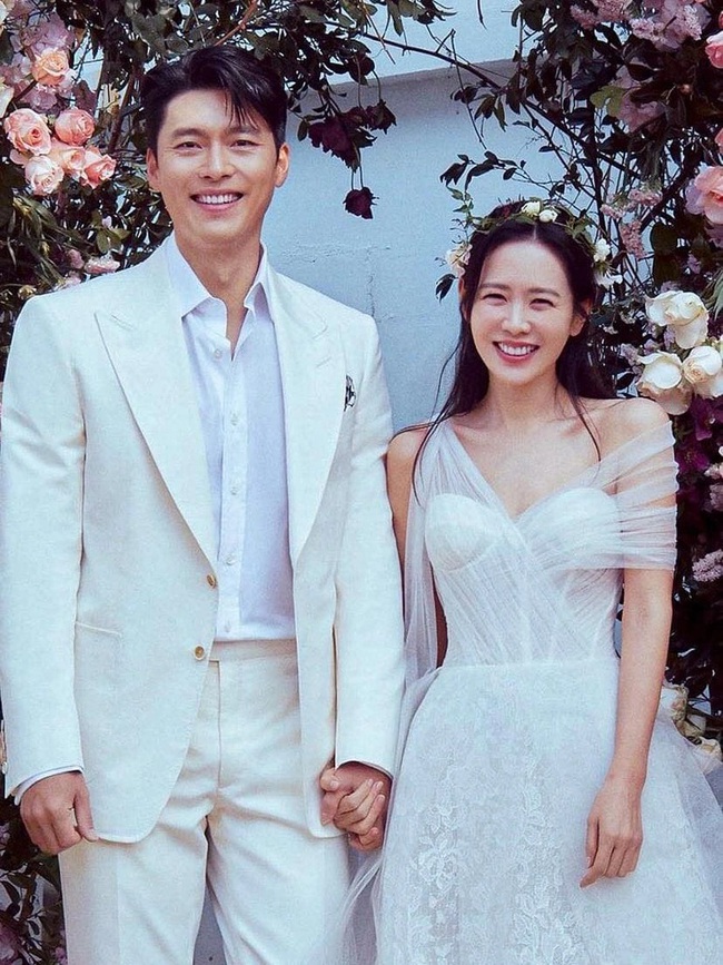Clip khoảnh khắc Hyun Bin - Son Ye Jin nắm chặt tay nhau trên phố, nam tài tử lại ghi điểm nhờ hành động này-3