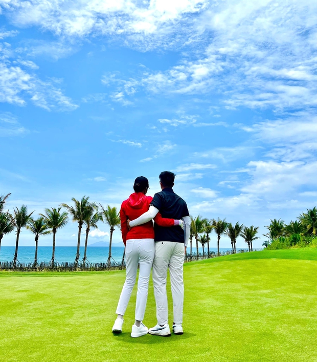 1 cặp đôi hot Vbiz check in trên sân golf ngày nghỉ lễ, cử chỉ đánh dấu chủ quyền gây sốt-1