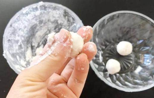 Quần áo gặp tình trạng ố vàng, dạy bạn một mẹo không cần dùng bột giặt mà dù bẩn đến đâu cũng sẽ trắng như mới-2