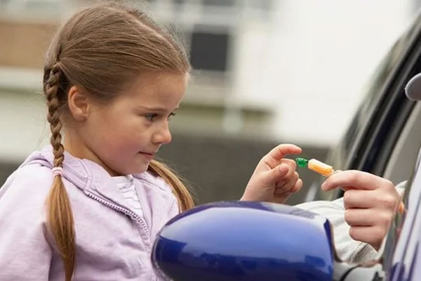 Đứa trẻ 6 tuổi ĐI LẠC ở sân bay, khi được hỏi tên người thân liền trả lời 5 từ khiến ai nấy hoang mang, nhiều phụ huynh giật mình thon thót-1