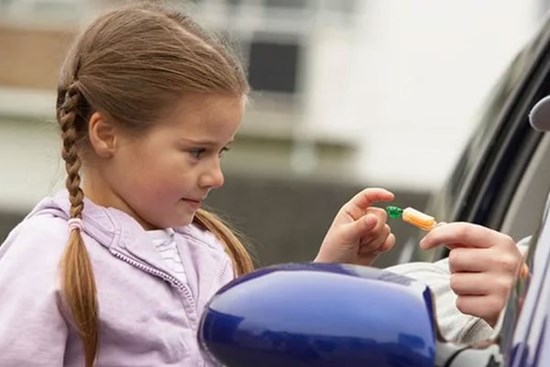 Đứa trẻ 6 tuổi ĐI LẠC ở sân bay, khi được hỏi tên người thân liền trả lời 5 từ khiến ai nấy hoang mang, nhiều phụ huynh giật mình thon thót