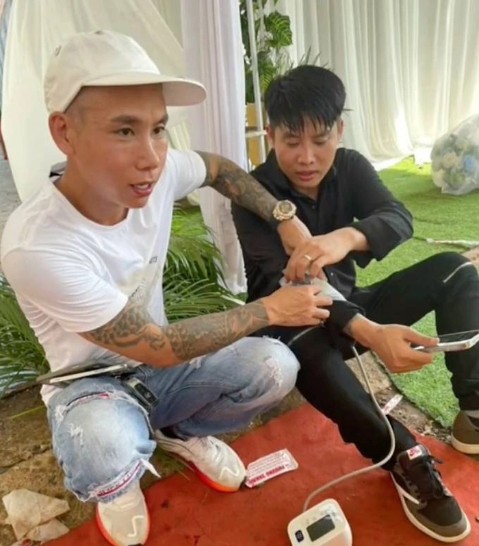 Chú rể hạ đường huyết khi đang nhận vàng trong ngày cưới-2