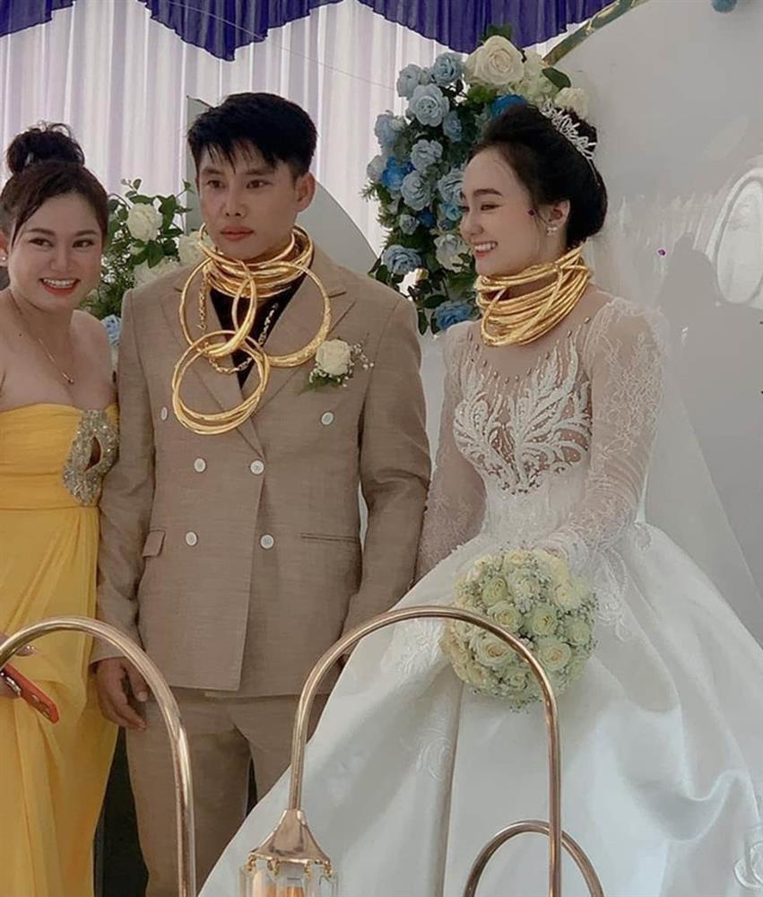 Chú rể hạ đường huyết khi đang nhận vàng trong ngày cưới-1