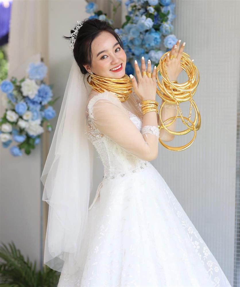 Chú rể hạ đường huyết khi đang nhận vàng trong ngày cưới-3