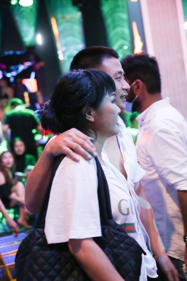 HOT: Lộ ảnh Phương Thanh được trai trẻ khoác vai đi bar lúc tối muộn, là tình mới từng úp mở trên MXH?-2