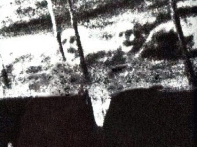 10 bức ảnh nổi tiếng khắp thế giới, không phải vì đẹp mà ẩn chứa chi tiết rùng rợn đến nay vẫn chưa có lời giải đáp-5