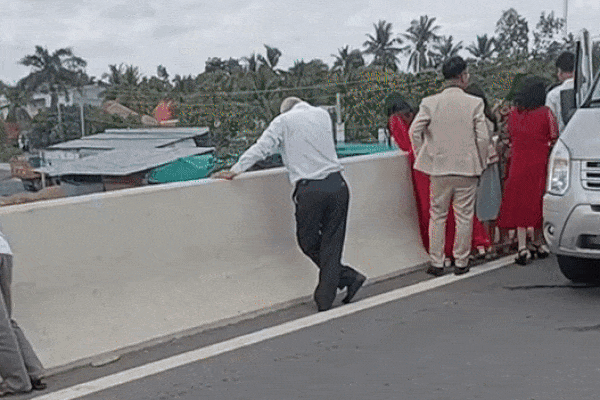 Rước dâu đúng ngày lễ tắc đường, hai bên gia đình đành bất lực xuống xe... hóng gió-1