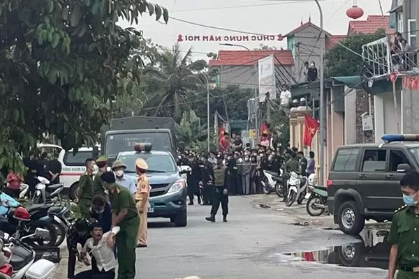 Bán tải biến thành quả cầu lửa sau khi bị ô tô đâm-1