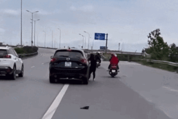 Vụ người phụ nữ bám cửa ô tô bị hất văng xuống đường: Tài xế có bị xử lý hình sự?