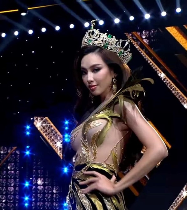 Thùy Tiên mặc hở hang, suýt lộ vùng nhạy cảm trên truyền hình-4