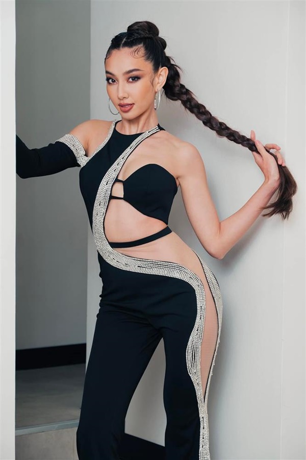 Thùy Tiên mặc hở hang, suýt lộ vùng nhạy cảm trên truyền hình-13