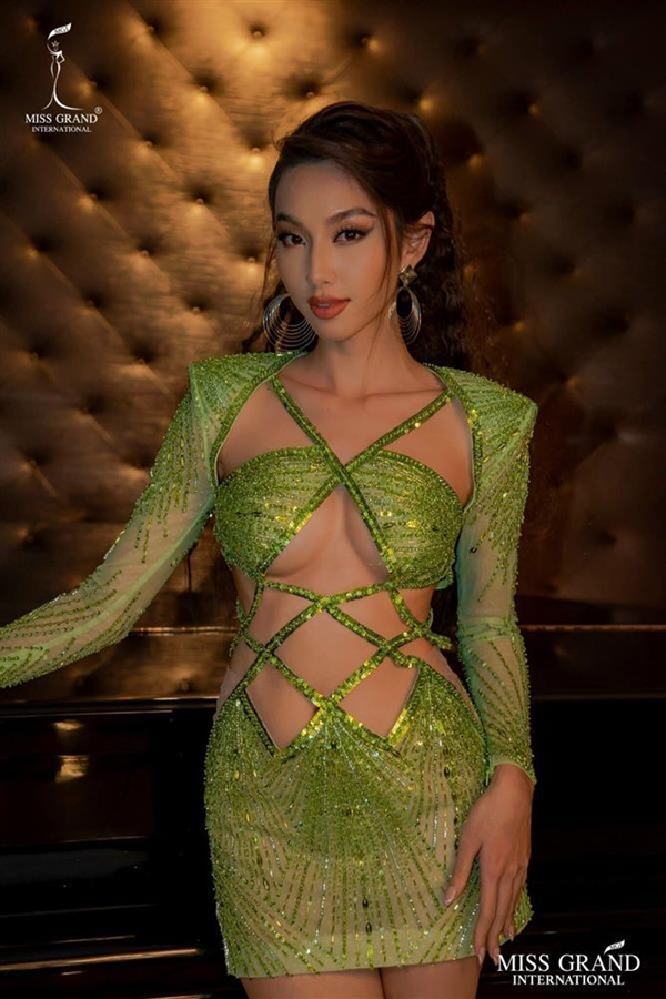 Thùy Tiên mặc hở hang, suýt lộ vùng nhạy cảm trên truyền hình-14