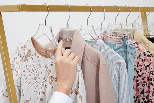 Vợ sắm váy mới chuẩn bị đám cưới chị gái, chồng lớn tiếng chê bai: Béo mập chân ngắn mặc gì chẳng như nhau và cái kết xám mặt sau pha phản đòn!-2