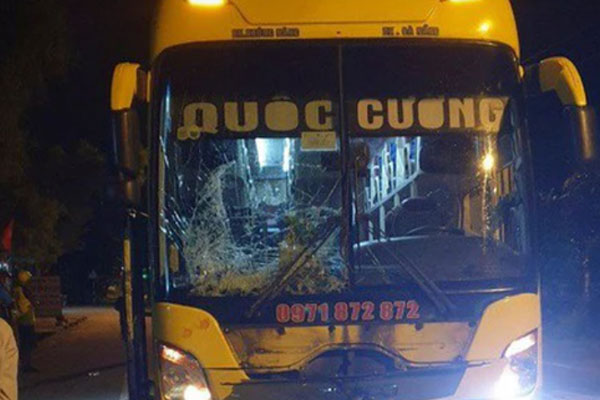 Xe máy va chạm với ô tô khách, 3 thanh niên tử vong tại chỗ-1