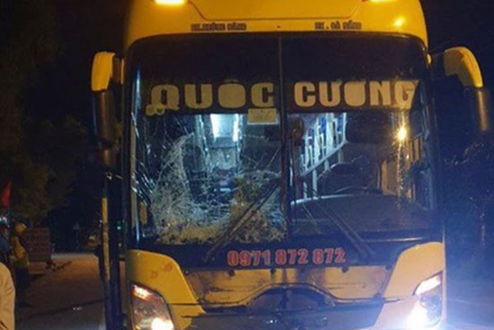 Xe máy va chạm với ô tô khách, 3 thanh niên tử vong tại chỗ