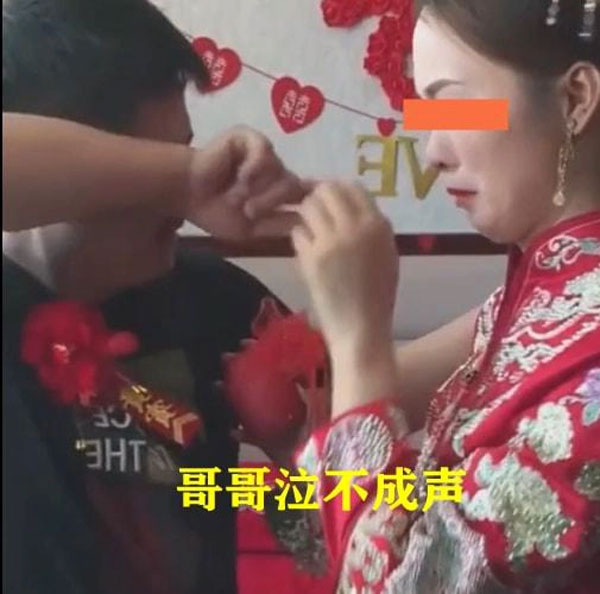 Người đàn ông khóc nức nở từ đầu đến cuối trong hôn lễ, hỏi ra danh tính và nguyên nhân mới khiến dân mạng sụt sùi theo-2