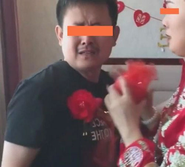 Người đàn ông khóc nức nở từ đầu đến cuối trong hôn lễ, hỏi ra danh tính và nguyên nhân mới khiến dân mạng sụt sùi theo-3