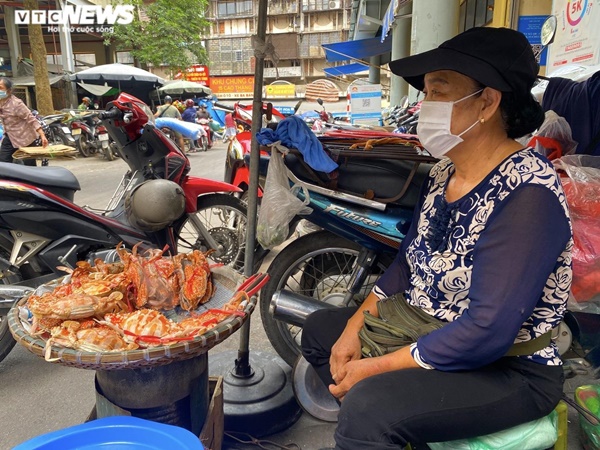 Những mẹt ghẹ vỉa hè Hà Nội kiếm chục triệu đồng mỗi ngày-2