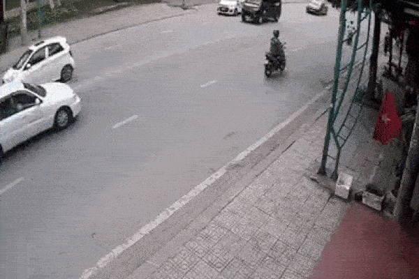 Xe trộn bê tông đâm sập trạm phu phí, ô tô con hứng trọn hậu quả-1