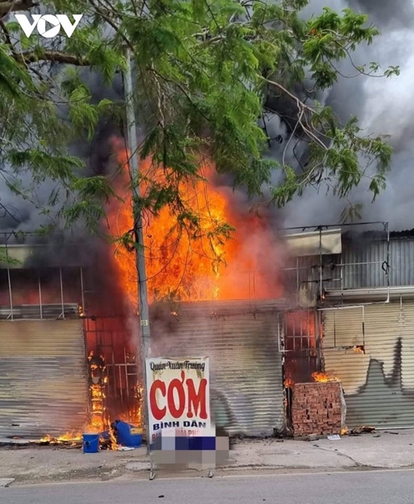 Cháy lớn thiêu rụi dãy hàng quán tại quận Hồng Bàng, Hải Phòng-1