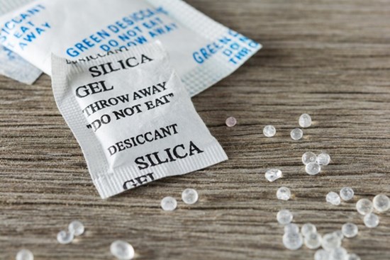 Những công dụng của gói chống ẩm: Khi cất chung với điện thoại mới thật thần kỳ