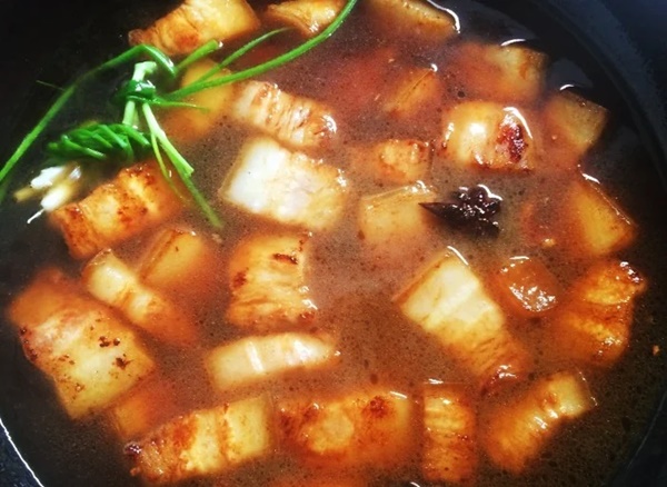 Nấu thịt kho cho nước lạnh hay nước nóng thì thịt mềm, ngấm gia vị, không mất chất?-3