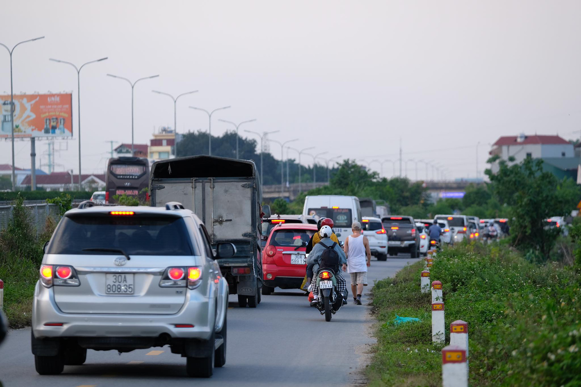 Người dân ùn ùn quay trở lại Hà Nội dù chưa kết thúc kỳ nghỉ lễ vì nỗi sợ tắc đường, giao thông khu vực cửa ngõ ùn ứ-9