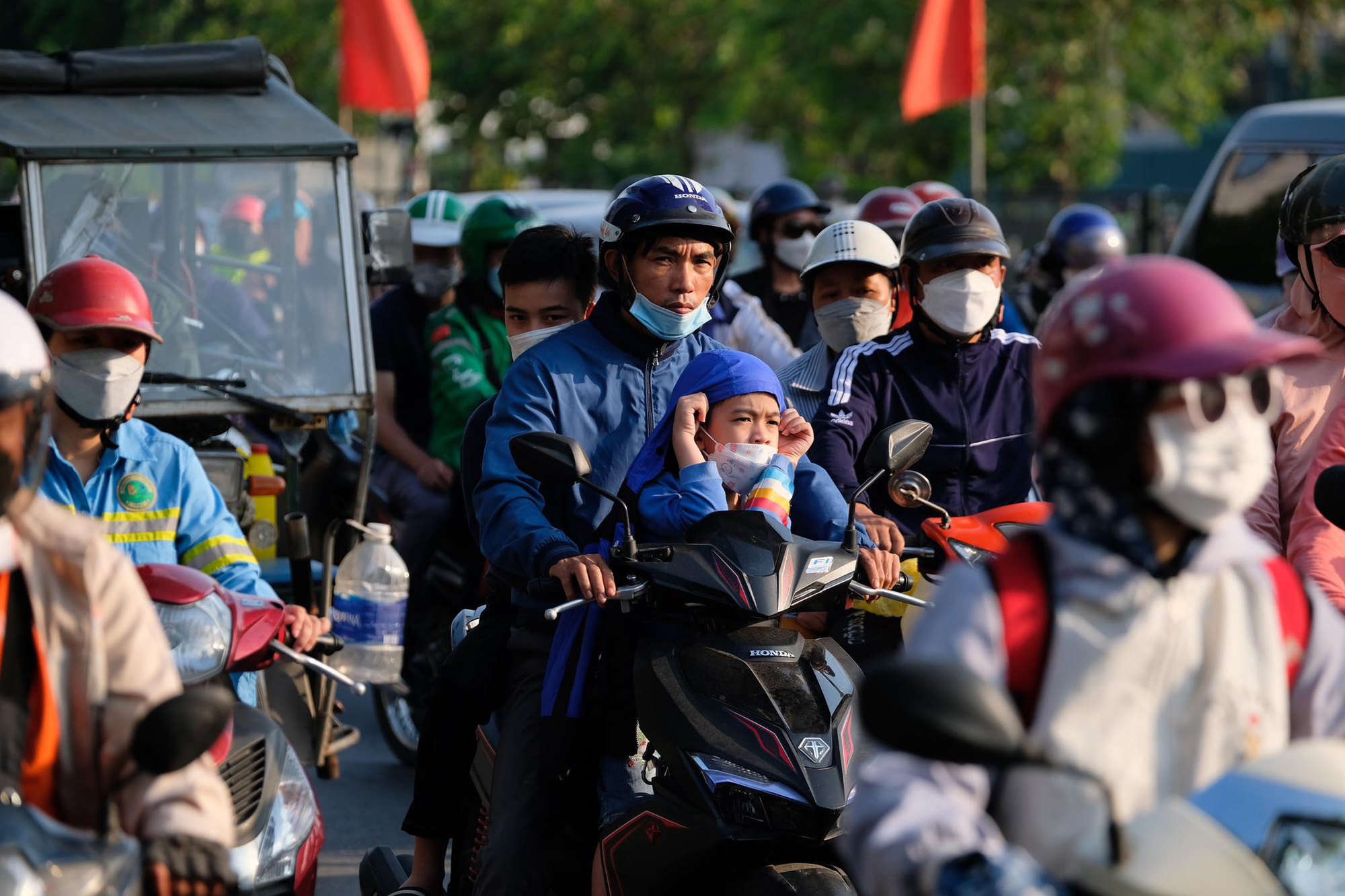 Người dân ùn ùn quay trở lại Hà Nội dù chưa kết thúc kỳ nghỉ lễ vì nỗi sợ tắc đường, giao thông khu vực cửa ngõ ùn ứ-12