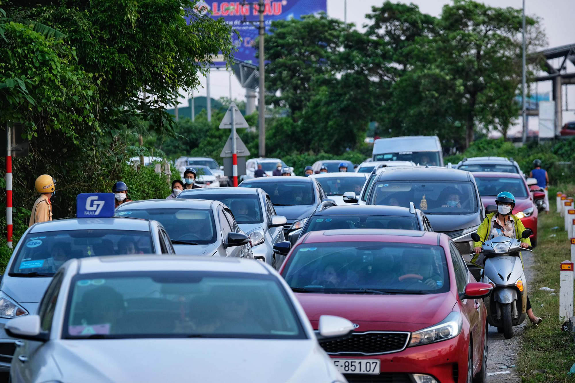 Người dân ùn ùn quay trở lại Hà Nội dù chưa kết thúc kỳ nghỉ lễ vì nỗi sợ tắc đường, giao thông khu vực cửa ngõ ùn ứ-11