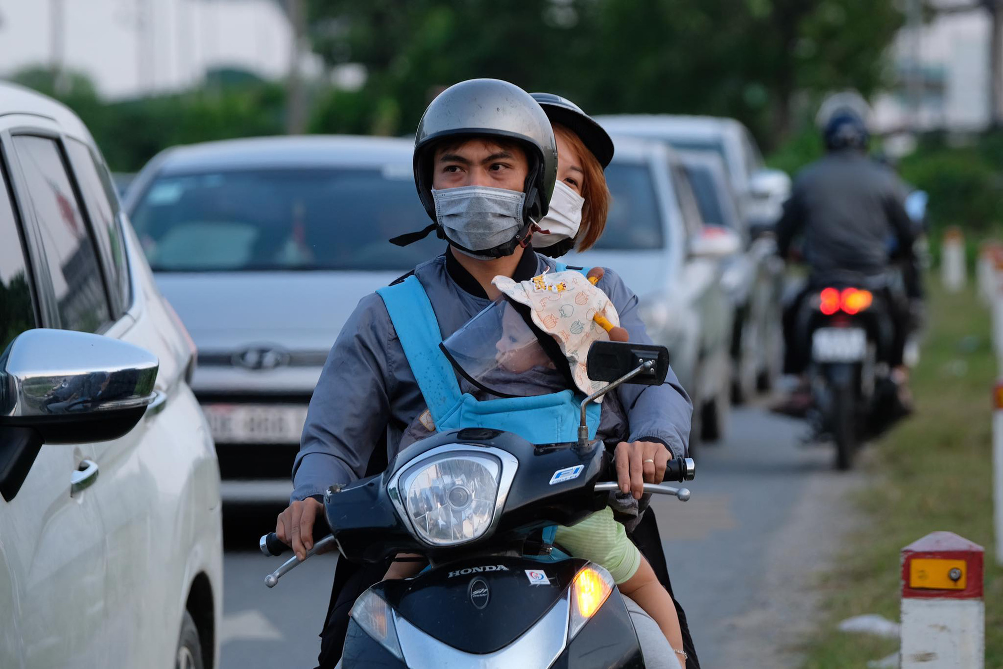 Người dân ùn ùn quay trở lại Hà Nội dù chưa kết thúc kỳ nghỉ lễ vì nỗi sợ tắc đường, giao thông khu vực cửa ngõ ùn ứ-8